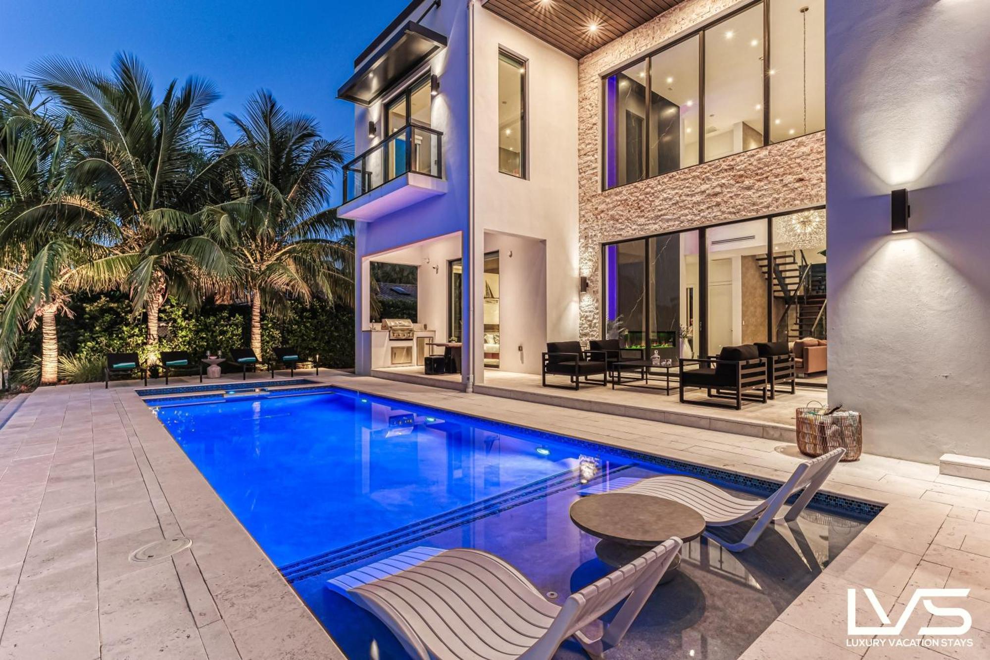 Villabella Luxe 100ft Waterfront With 6bedrooms65bathrooms 5 Minute To Chefaposs Kitchen Heated Poolhot Tub Outdoor Bbq Kitchen Sonos Holiday home *