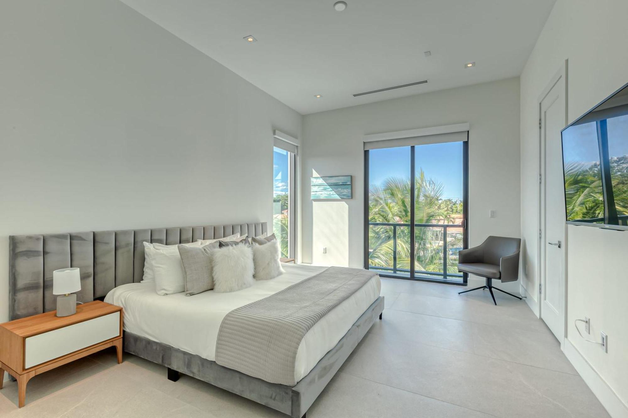 Villabella Luxe 100ft Waterfront With 6bedrooms65bathrooms 5 Minute To Chefaposs Kitchen Heated Poolhot Tub Outdoor Bbq Kitchen Sonos Holiday home Fort Lauderdale
