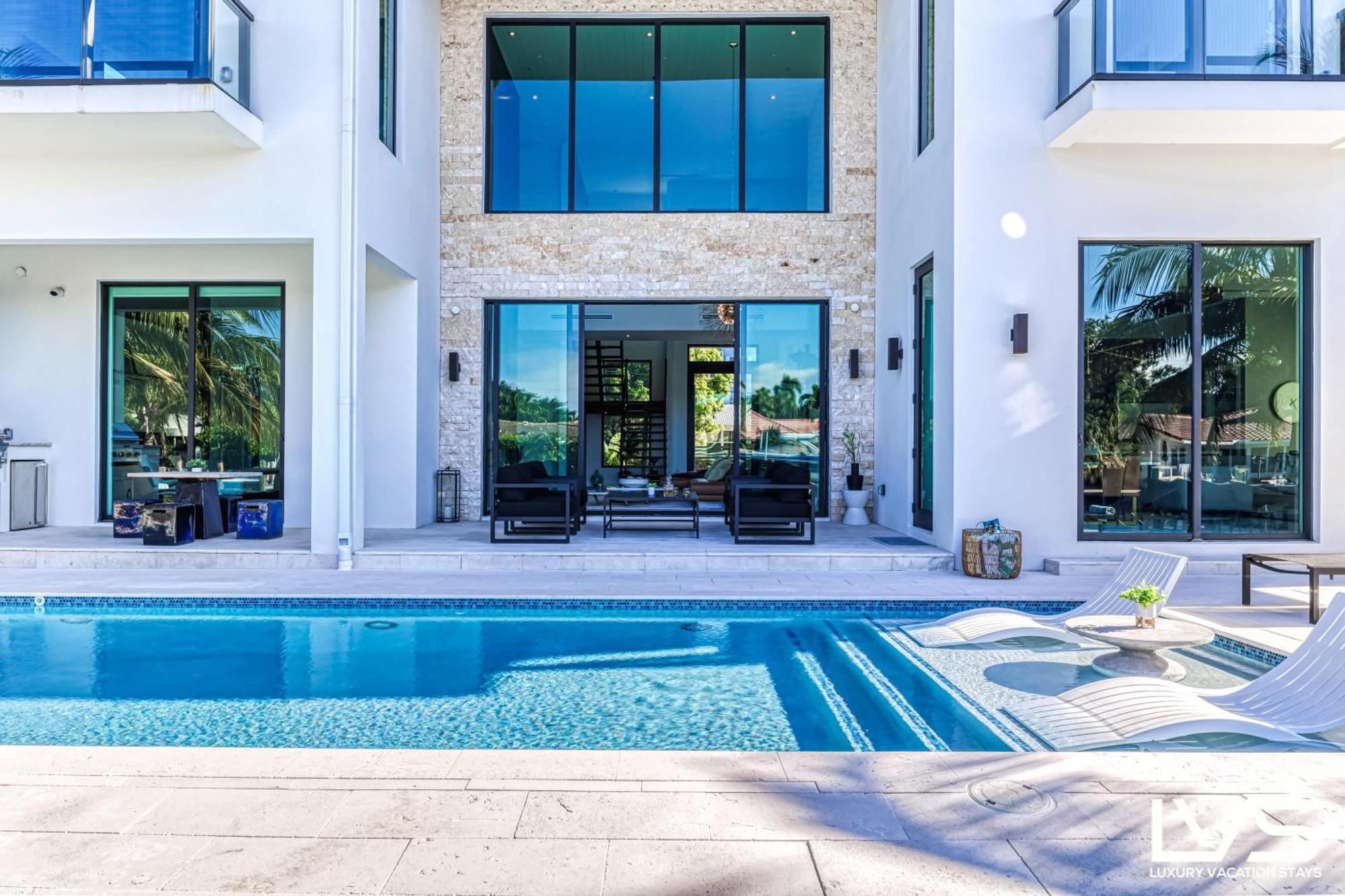 Holiday home Villabella Luxe 100ft Waterfront With 6bedrooms65bathrooms 5 Minute To Chefaposs Kitchen Heated Poolhot Tub Outdoor Bbq Kitchen Sonos Fort Lauderdale