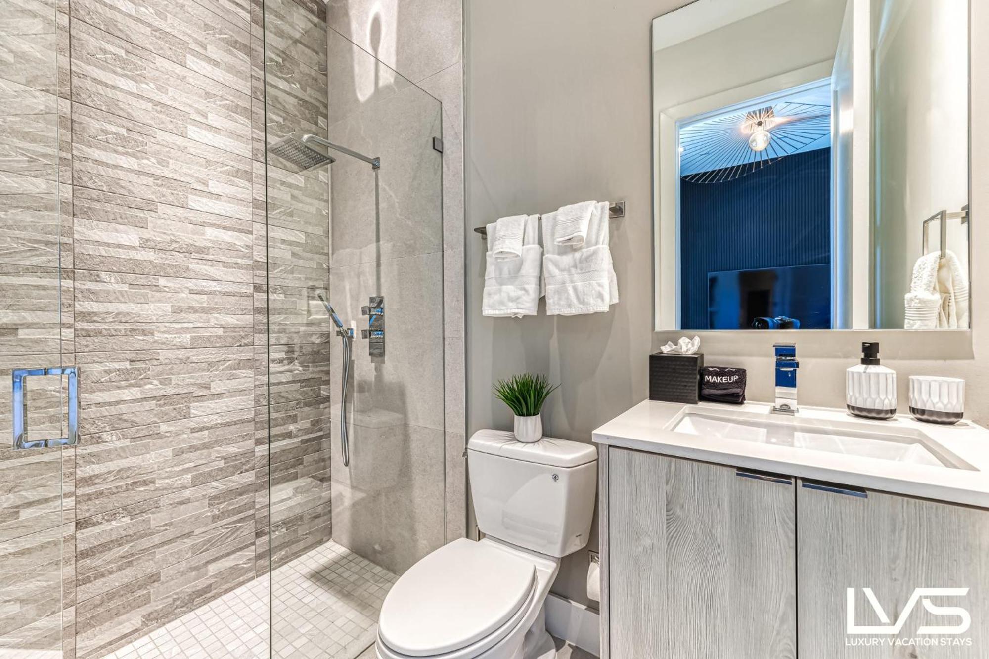 Villabella Luxe 100ft Waterfront With 6bedrooms65bathrooms 5 Minute To Chefaposs Kitchen Heated Poolhot Tub Outdoor Bbq Kitchen Sonos Holiday home *