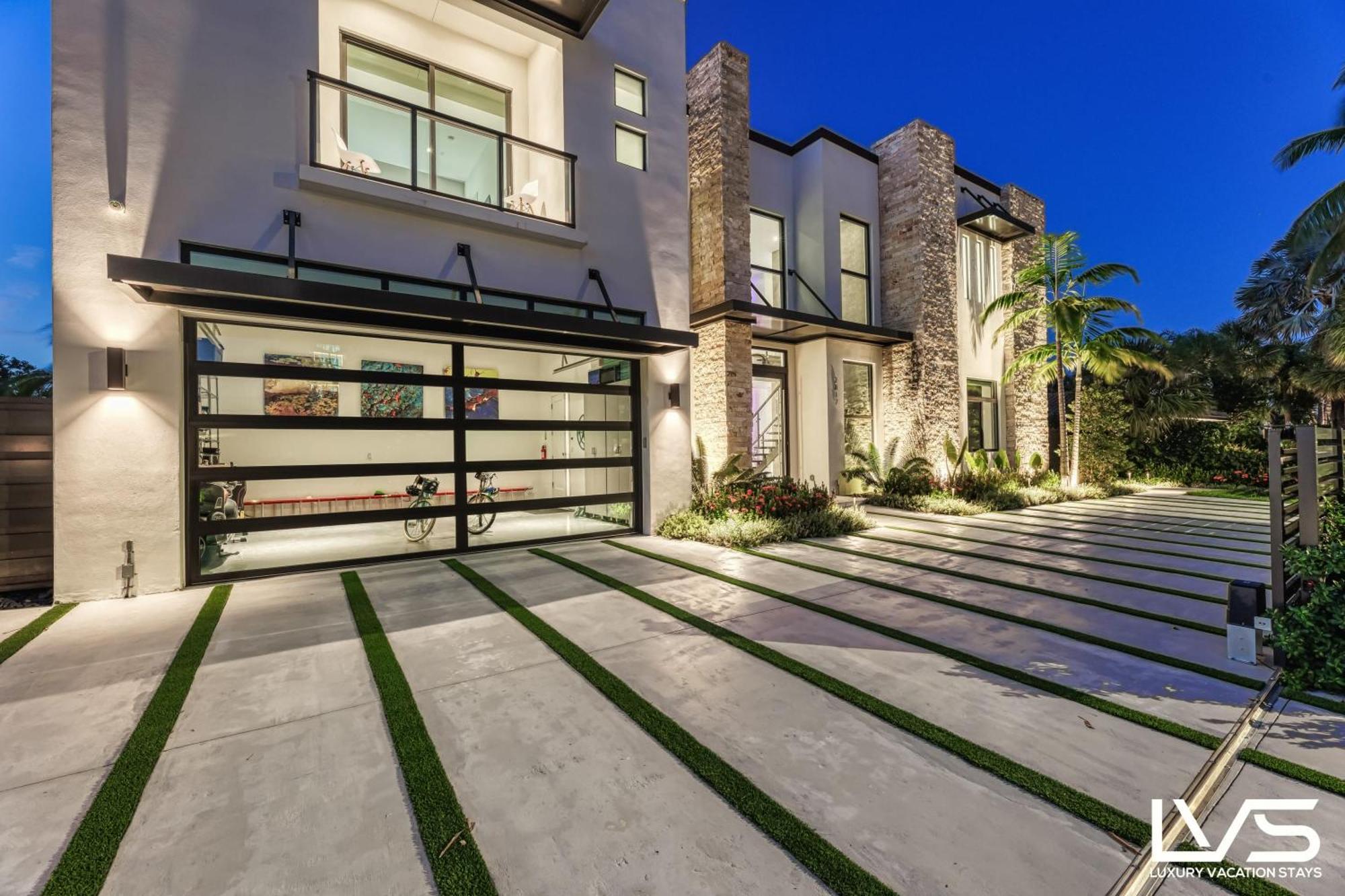 Villabella Luxe 100ft Waterfront With 6bedrooms65bathrooms 5 Minute To Chefaposs Kitchen Heated Poolhot Tub Outdoor Bbq Kitchen Sonos Holiday home Fort Lauderdale