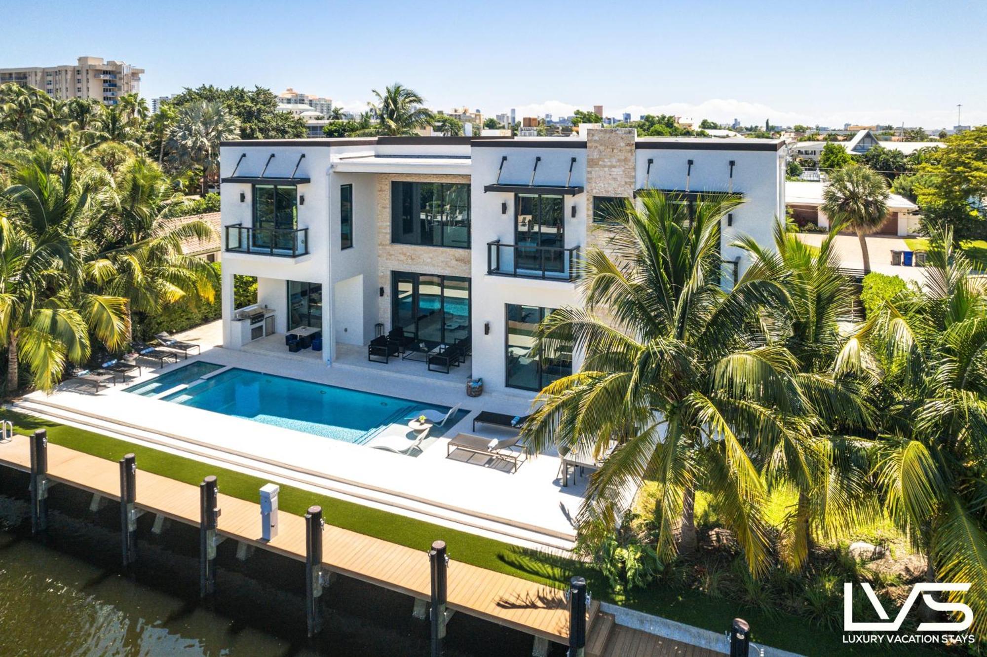 Holiday home Villabella Luxe 100ft Waterfront With 6bedrooms65bathrooms 5 Minute To Chefaposs Kitchen Heated Poolhot Tub Outdoor Bbq Kitchen Sonos Fort Lauderdale