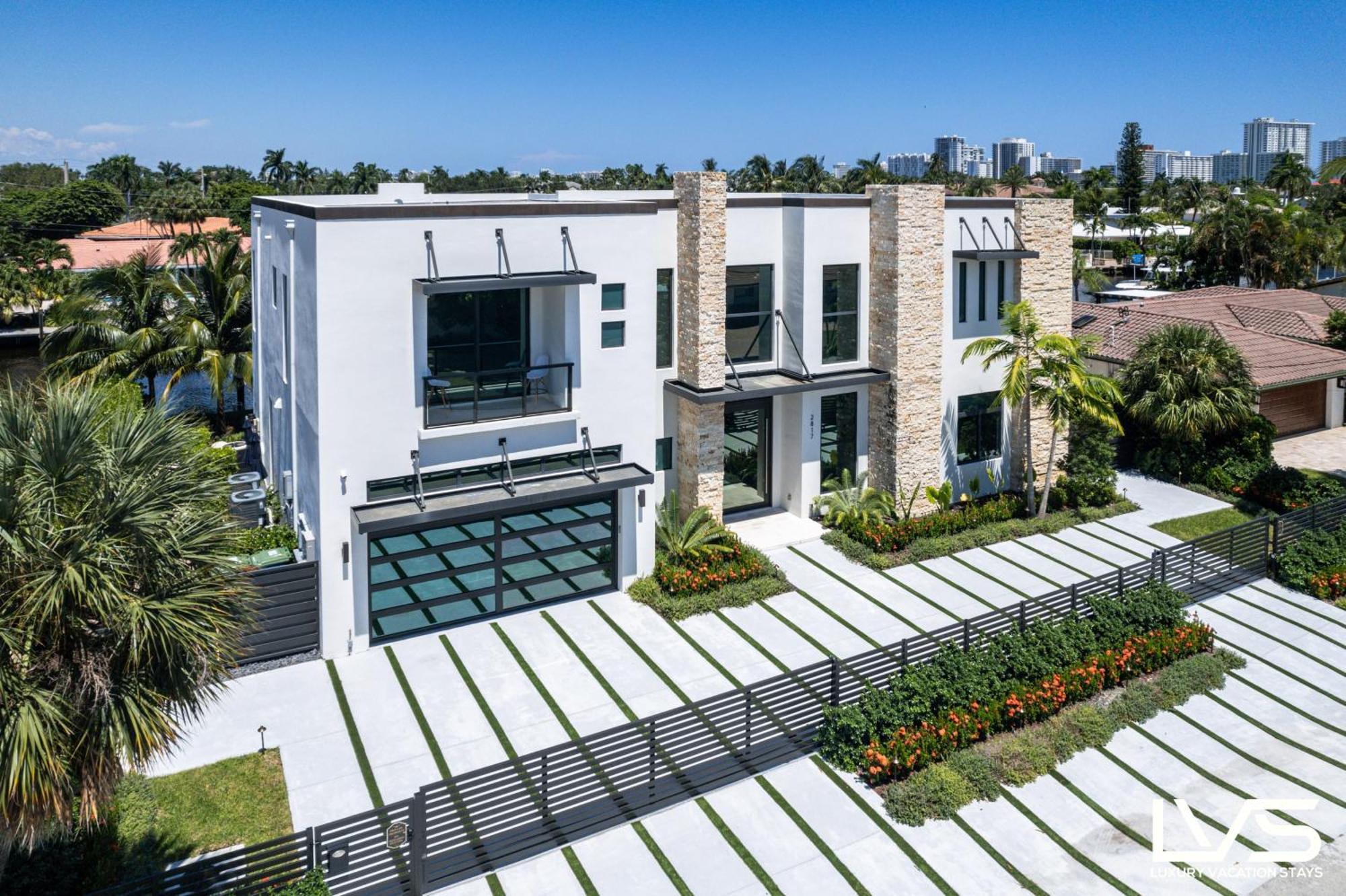 Villabella Luxe 100ft Waterfront With 6bedrooms65bathrooms 5 Minute To Chefaposs Kitchen Heated Poolhot Tub Outdoor Bbq Kitchen Sonos Fort Lauderdale