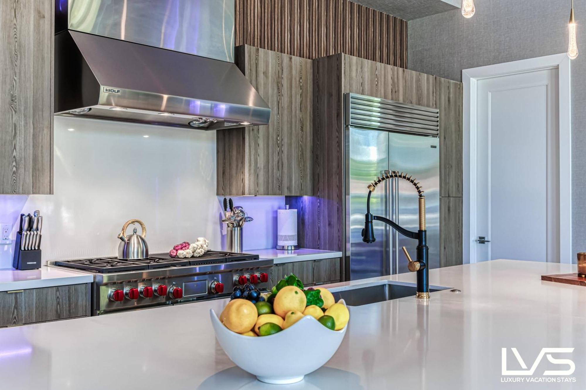 Villabella Luxe 100ft Waterfront With 6bedrooms65bathrooms 5 Minute To Chefaposs Kitchen Heated Poolhot Tub Outdoor Bbq Kitchen Sonos Holiday home *