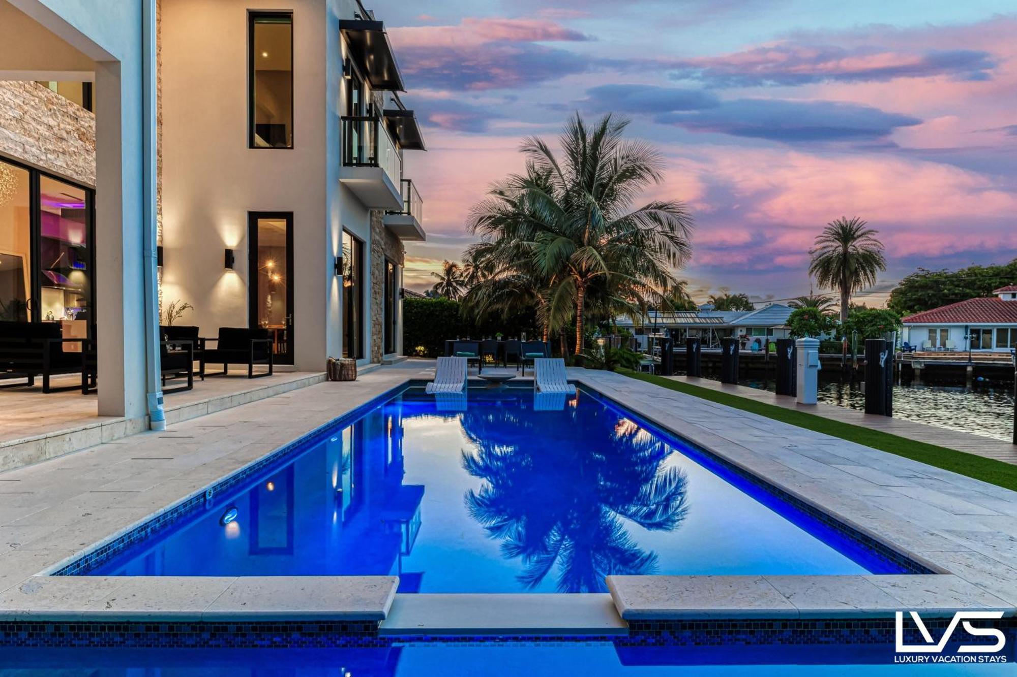 Villabella Luxe 100ft Waterfront With 6bedrooms65bathrooms 5 Minute To Chefaposs Kitchen Heated Poolhot Tub Outdoor Bbq Kitchen Sonos Holiday home