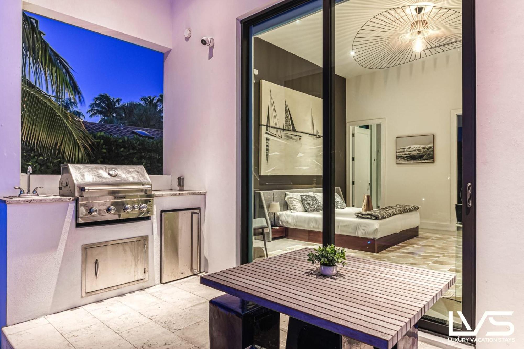 Villabella Luxe 100ft Waterfront With 6bedrooms65bathrooms 5 Minute To Chefaposs Kitchen Heated Poolhot Tub Outdoor Bbq Kitchen Sonos Holiday home *