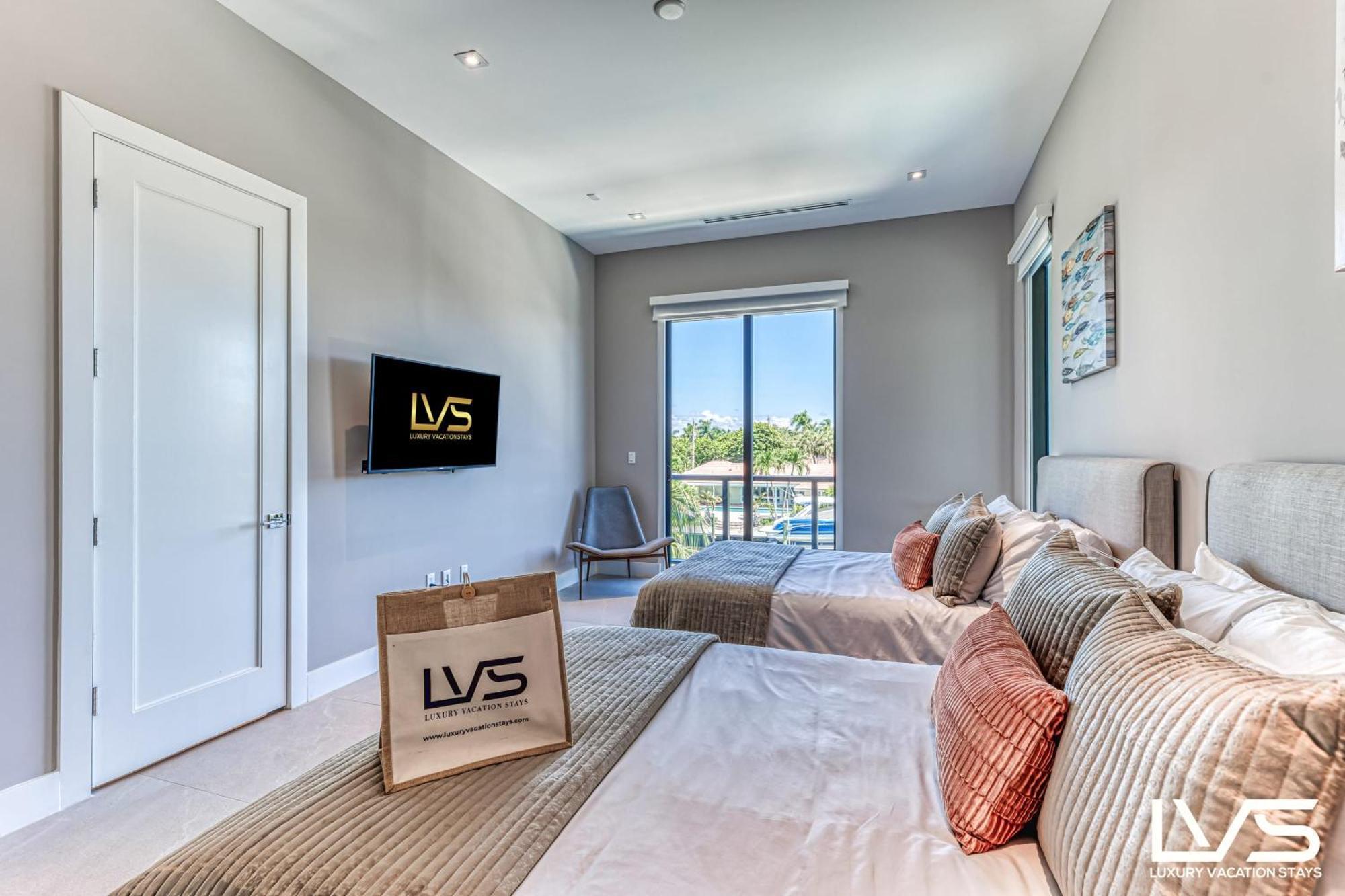 Villabella Luxe 100ft Waterfront With 6bedrooms65bathrooms 5 Minute To Chefaposs Kitchen Heated Poolhot Tub Outdoor Bbq Kitchen Sonos Fort Lauderdale
