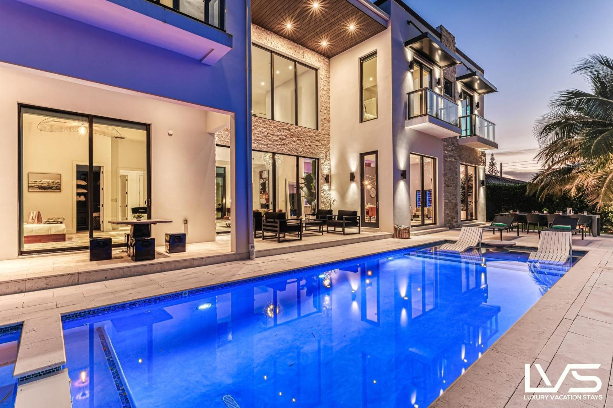 Villabella Luxe 100ft Waterfront With 6bedrooms65bathrooms 5 Minute To Chefaposs Kitchen Heated Poolhot Tub Outdoor Bbq Kitchen Sonos Holiday home