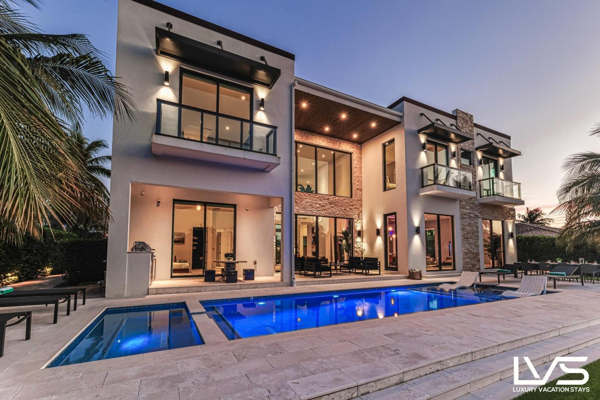 Villabella Luxe 100ft Waterfront With 6bedrooms65bathrooms 5 Minute To Chefaposs Kitchen Heated Poolhot Tub Outdoor Bbq Kitchen Sonos Fort Lauderdale