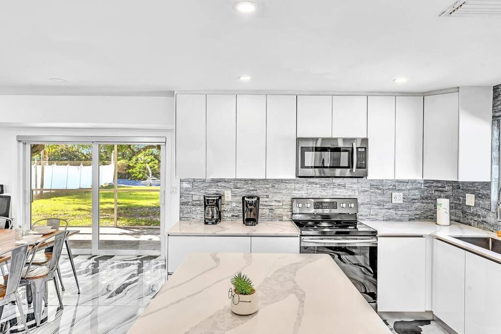 Modern Ocean House Hollywood Hard Rock Casino Villa