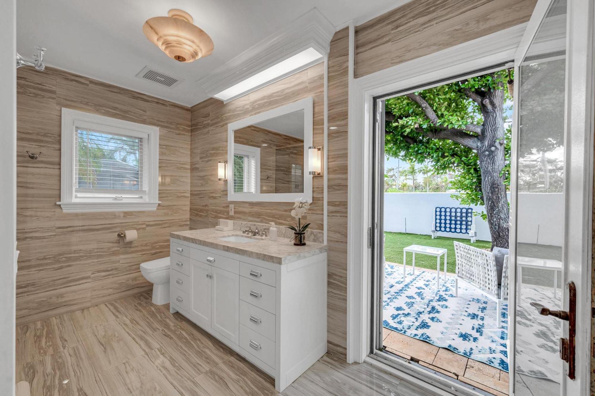 Private Neighborhood Heated Pool Lush Surroundings Harbor Key Resldences