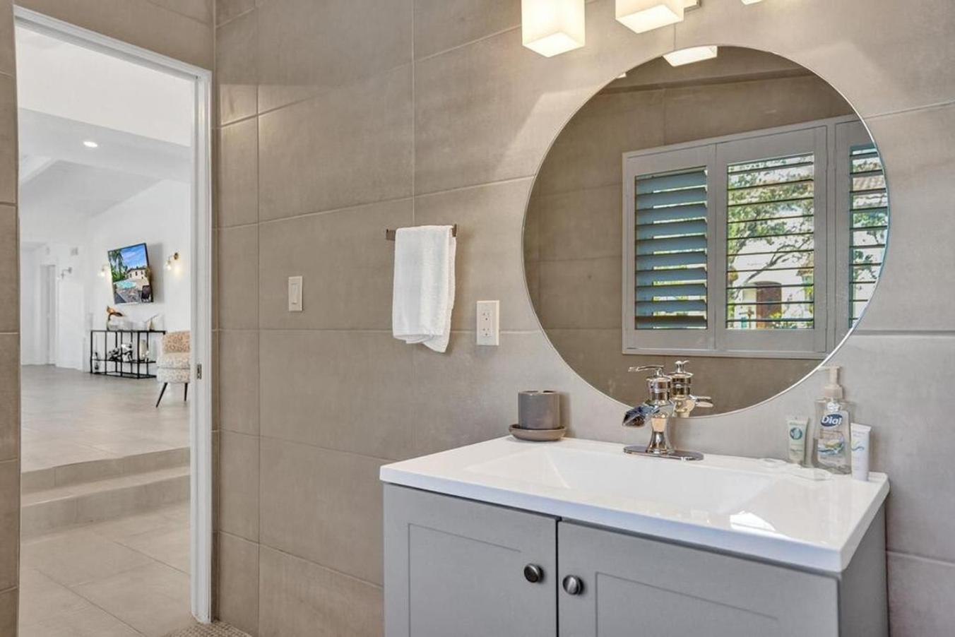 New ! Pool House 3-bedroom Victoria Park *