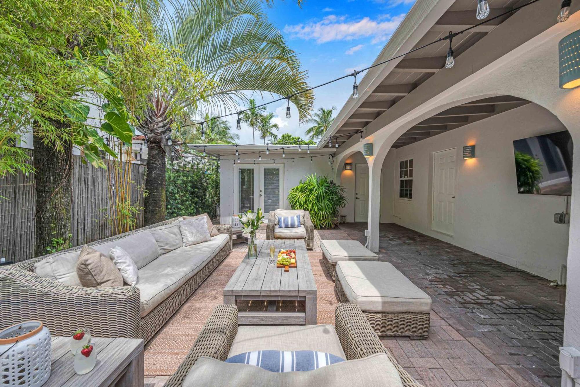 Holiday home Two One Game Heated Pool 2 Hot Tubs Steps From Resldences Fort Lauderdale