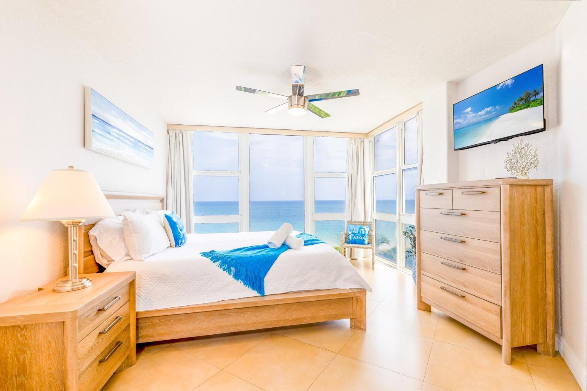 Beachfront Luxury Pool L Sea View Holiday home *