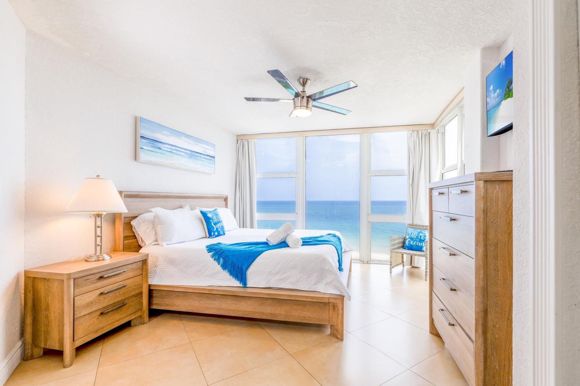 Beachfront Luxury Pool L Sea View Holiday home *