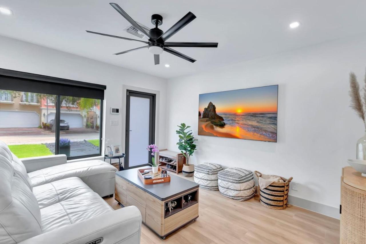 Holiday home Lovely 2br 2ba Modern Flat With Vibrant Backyard Fort Lauderdale