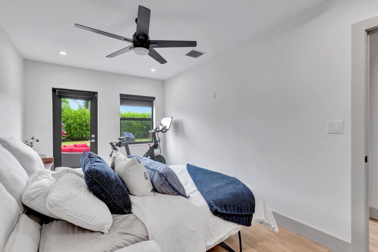 Holiday home Lovely 2br 2ba Modern Flat With Vibrant Backyard *