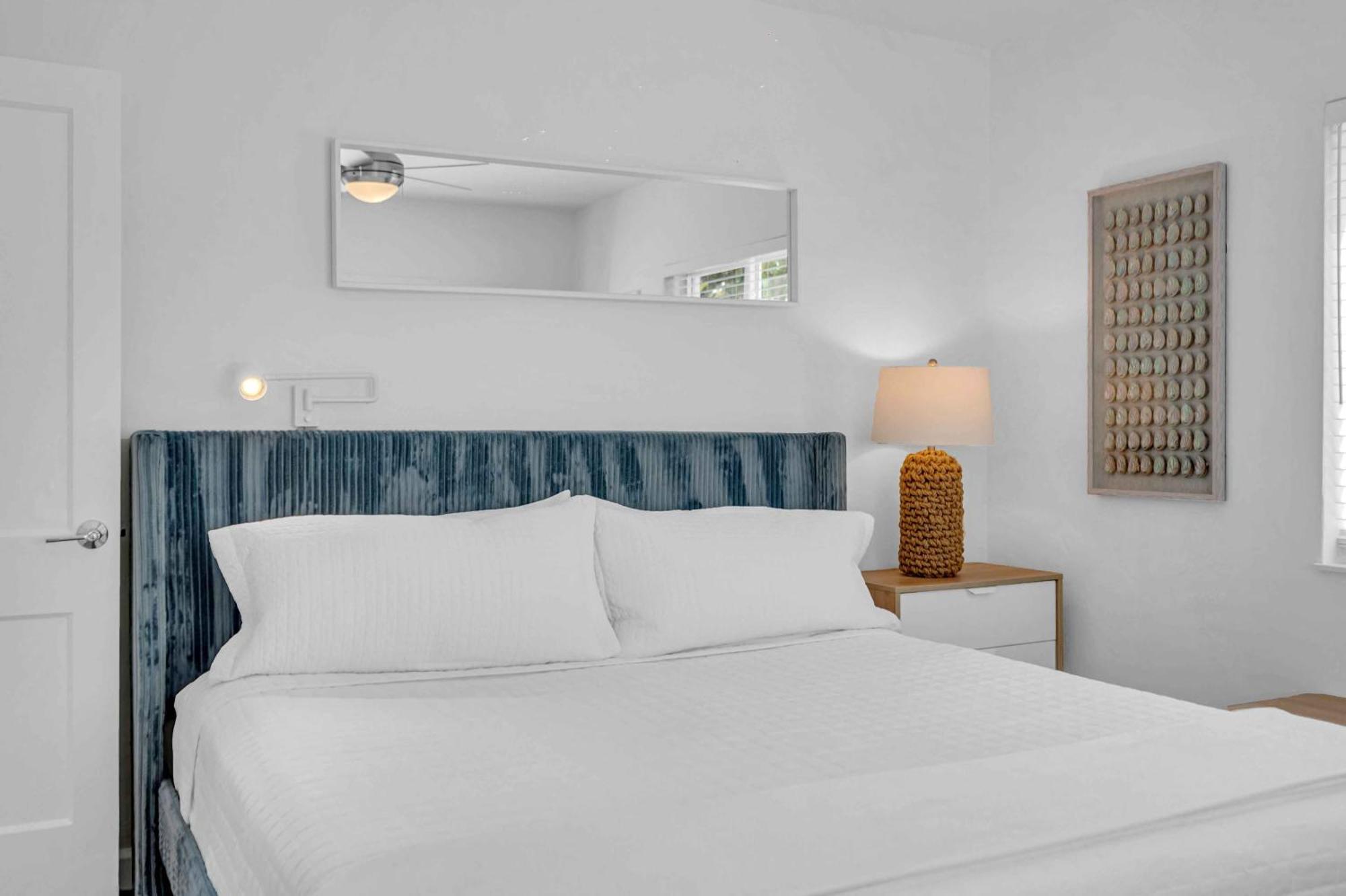 By The King Bed Lush Patio W Bbq Breakers Key Five H0mes Apartment Fort Lauderdale