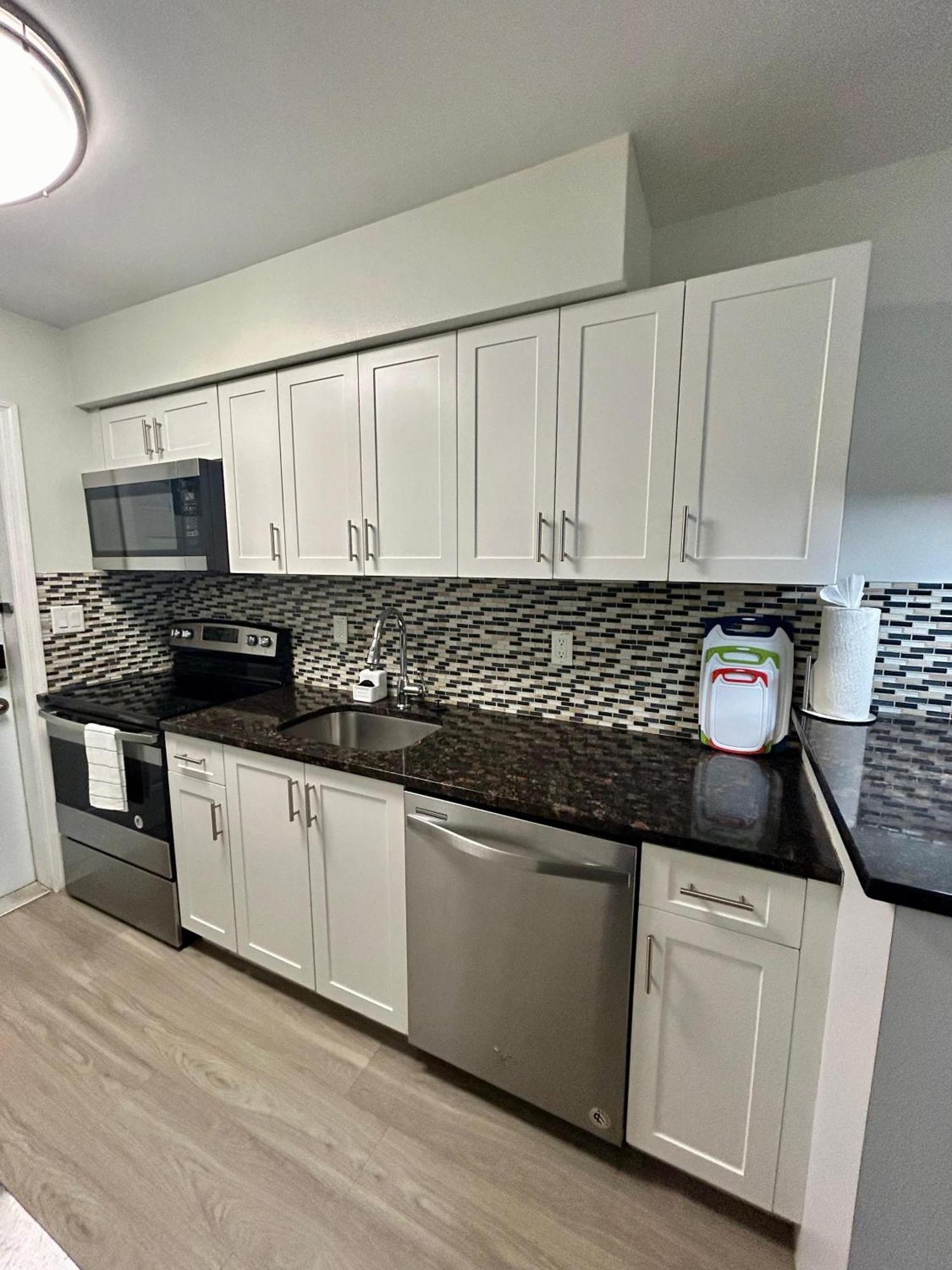 2 Min Walk To With Free Parking At Lauderdale 21-3 Apartment