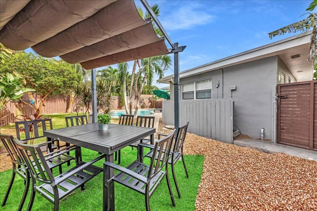 Sunny Days Getaway, 5bd Heated Pool Family Home! Holiday home