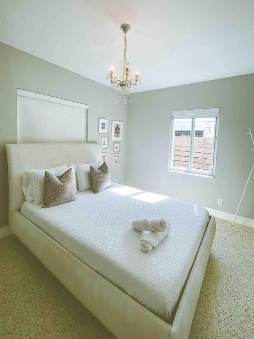Cozy House, Sleeps 4, Close To Beach, Airport Holiday home *