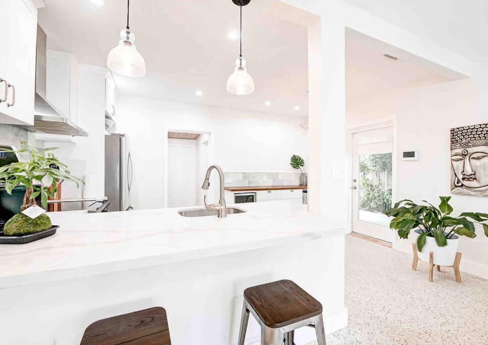 Cozy House, Sleeps 4, Close To Beach, Airport *