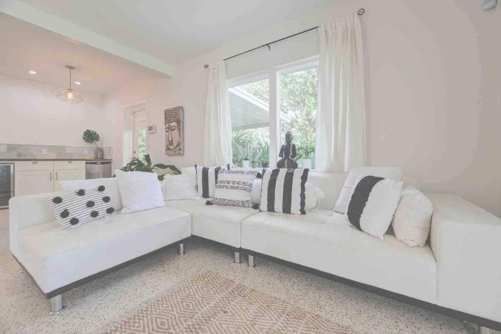 Cozy House, Sleeps 4, Close To Beach, Airport Holiday home *