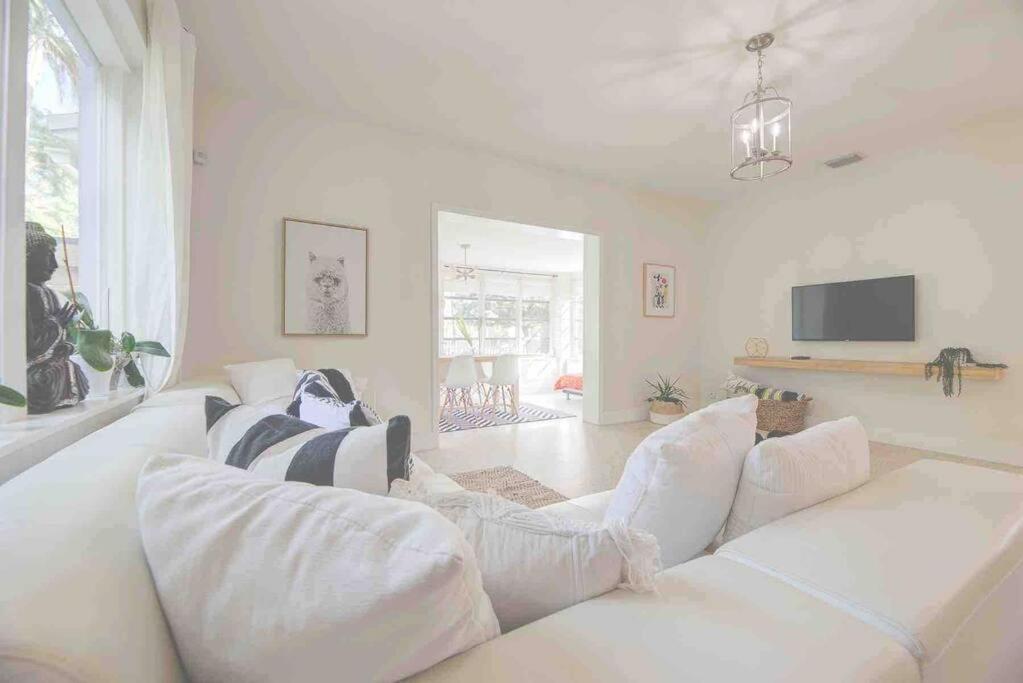 Cozy House, Sleeps 4, Close To Beach, Airport