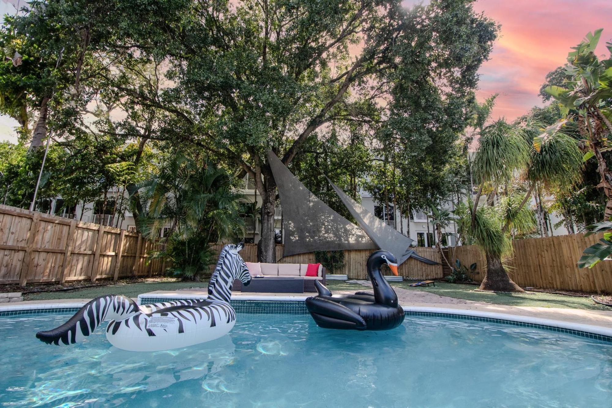 4bd Beachside Escape & Outdoor Oasis With Pool, Near Airport, Restaurants And Beaches Holiday home *