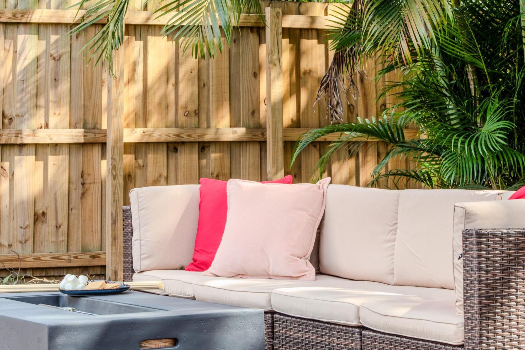 Holiday home 4bd Beachside Escape & Outdoor Oasis With Pool, Near Airport, Restaurants And Beaches *