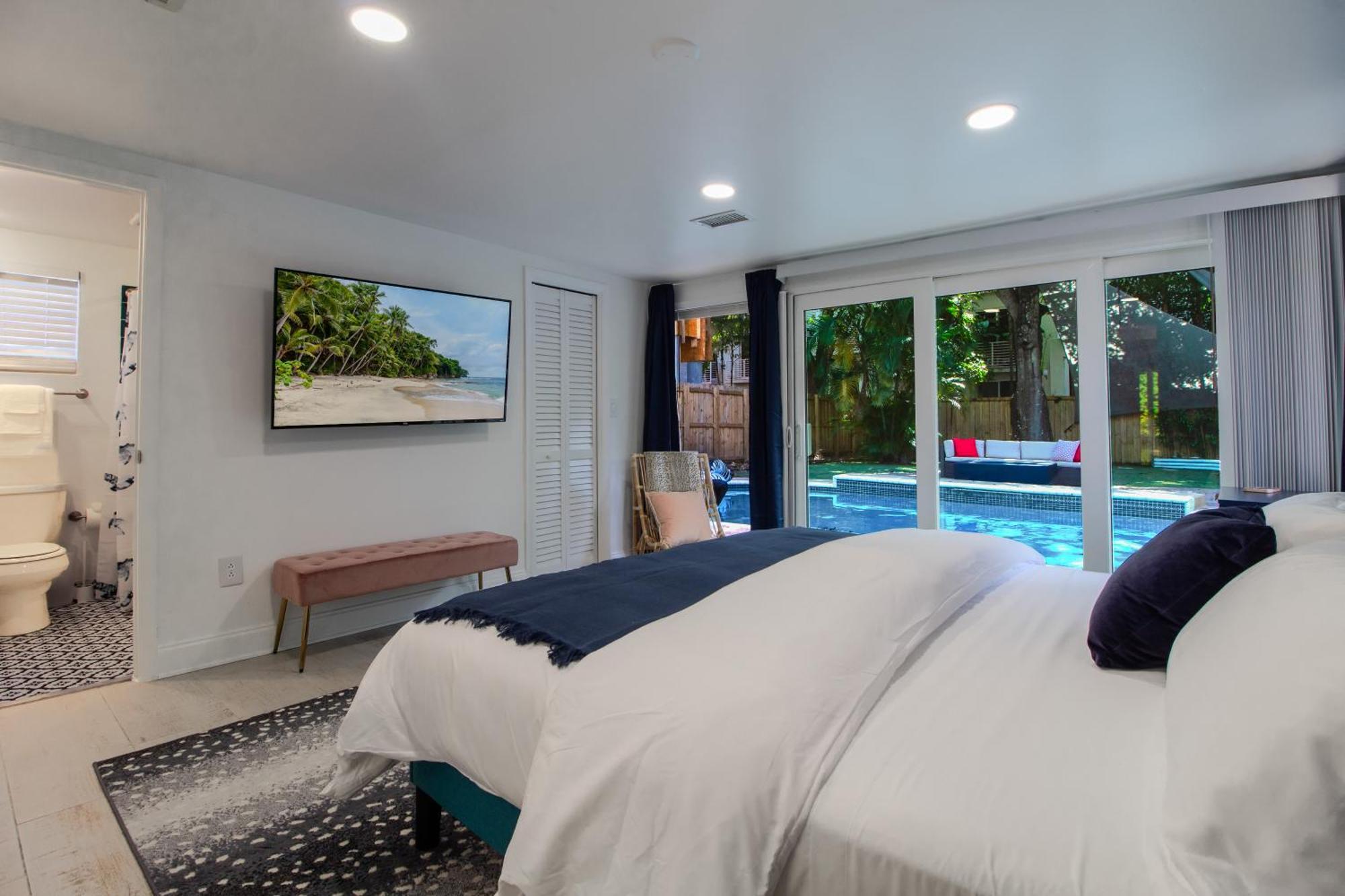 4bd Beachside Escape & Outdoor Oasis With Pool, Near Airport, Restaurants And Beaches *