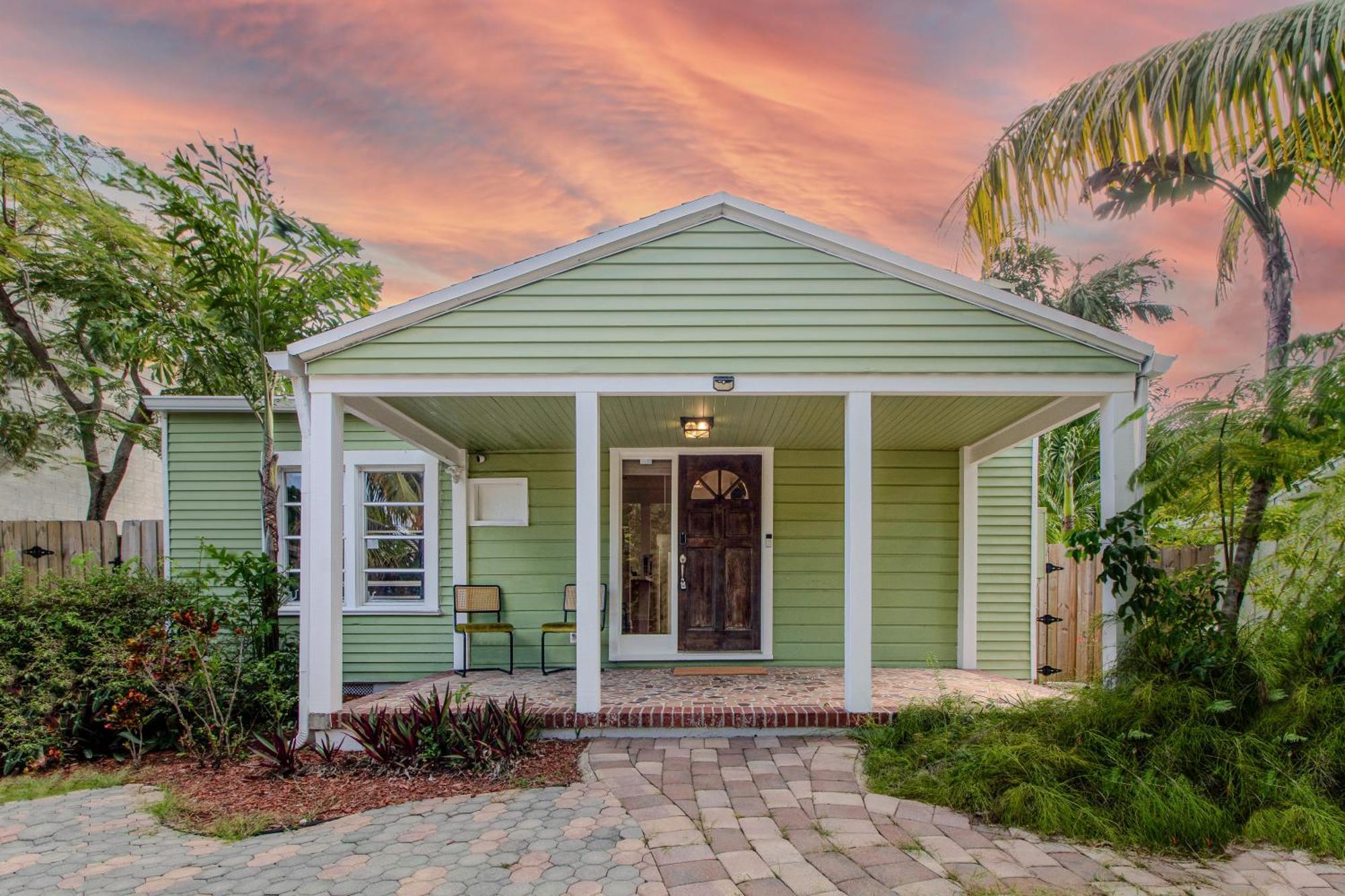 4bd Beachside Escape & Outdoor Oasis With Pool, Near Airport, Restaurants And Beaches Holiday home