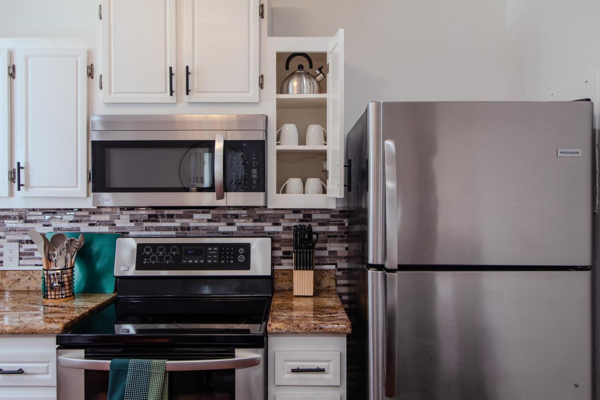 Holiday home 4bd Beachside Escape & Outdoor Oasis With Pool, Near Airport, Restaurants And Beaches *