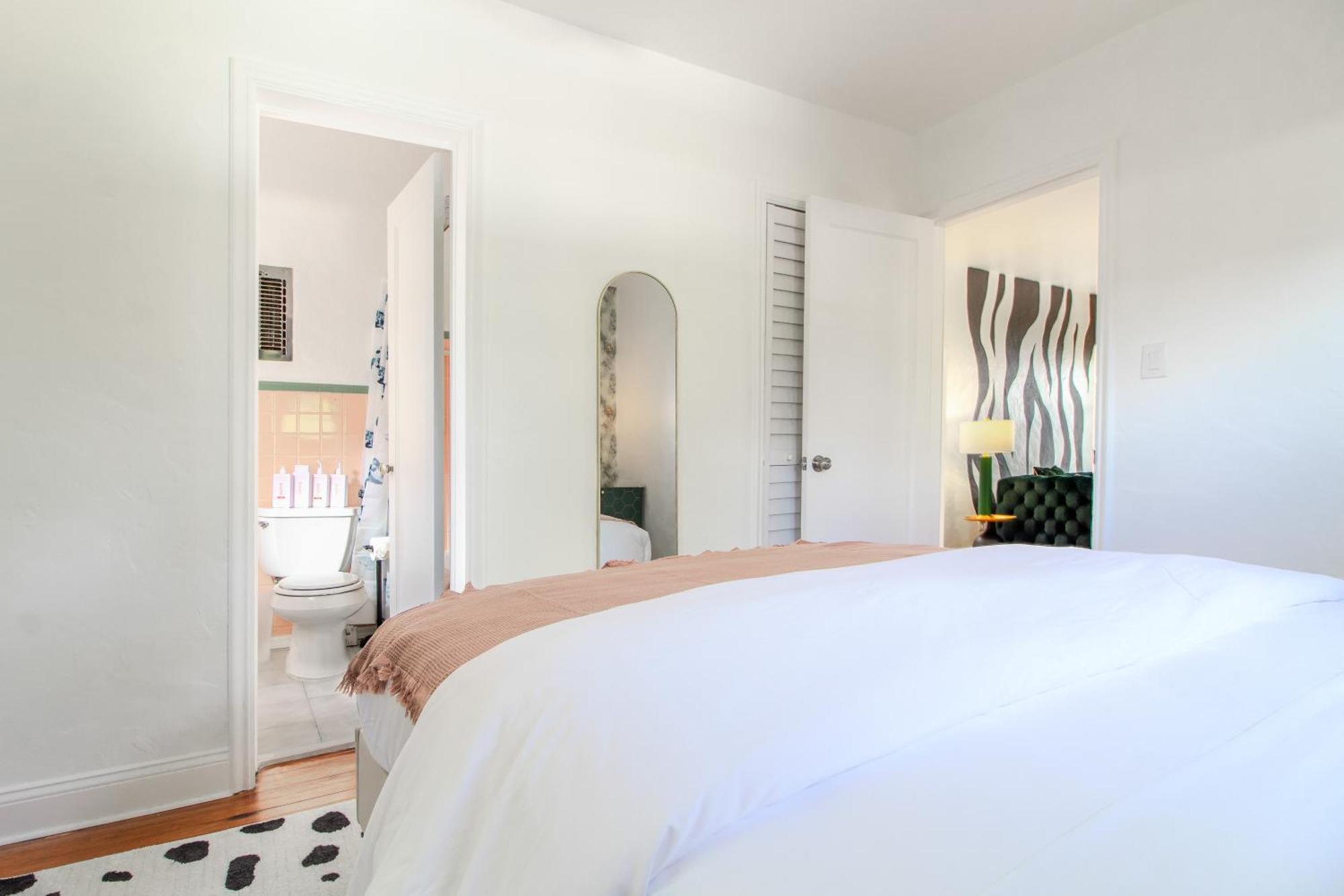 4bd Beachside Escape & Outdoor Oasis With Pool, Near Airport, Restaurants And Beaches *