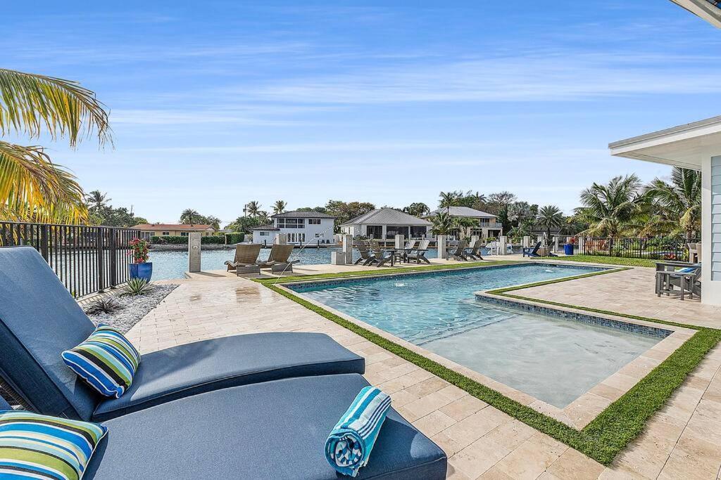 Waterfront Heated Pool Hosts 14! *