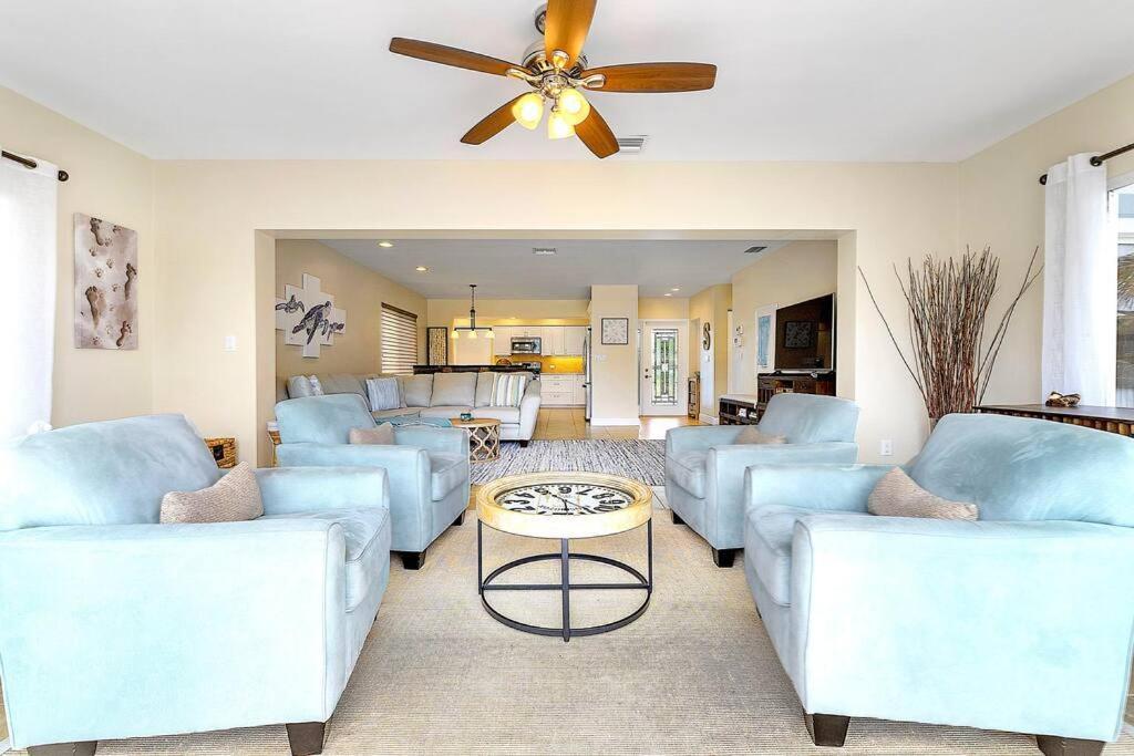 Waterfront Heated Pool Hosts 14! Holiday home *