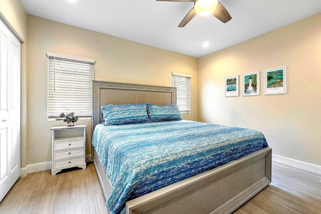 Waterfront Heated Pool Hosts 14!