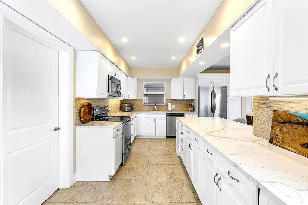 Holiday home Waterfront Heated Pool Hosts 14! *