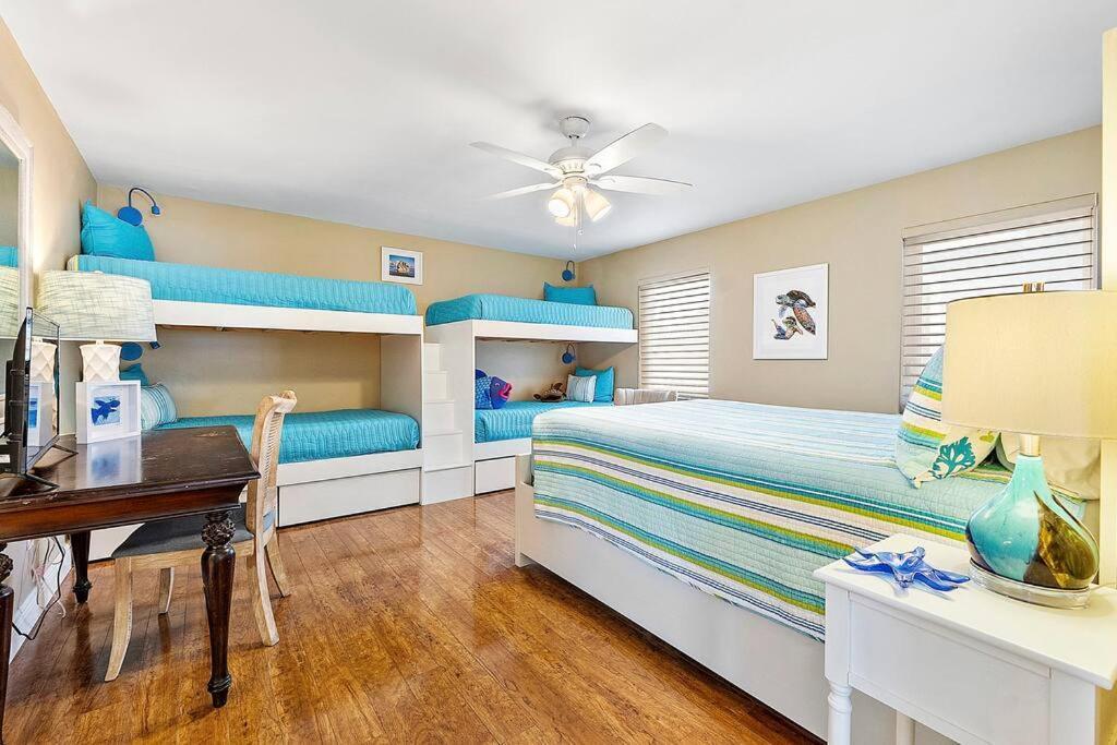 Waterfront Heated Pool Hosts 14! Holiday home