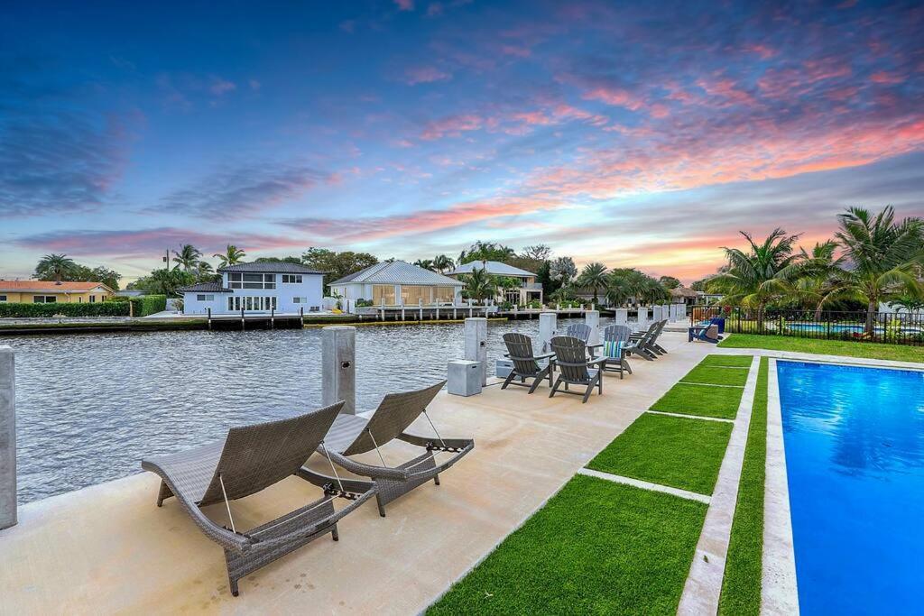 Waterfront Heated Pool Hosts 14! Holiday home
