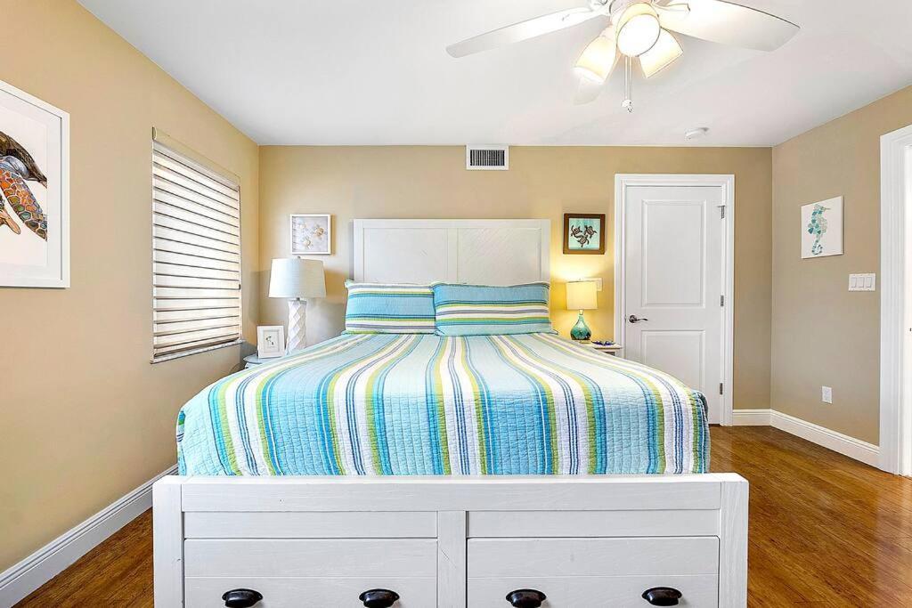Waterfront Heated Pool Hosts 14! *