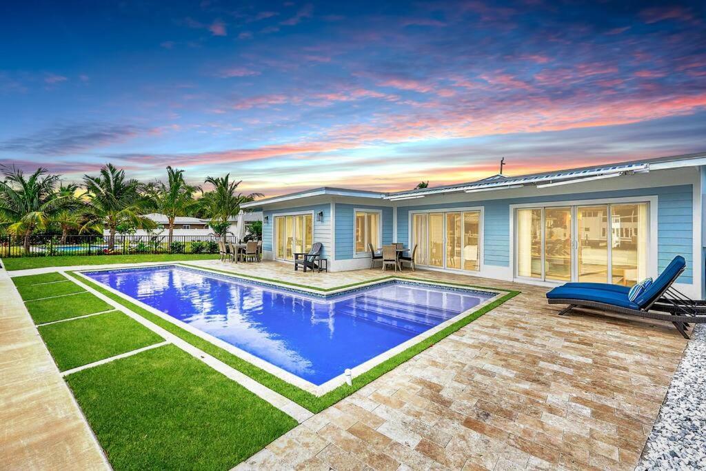 Holiday home Waterfront Heated Pool Hosts 14!