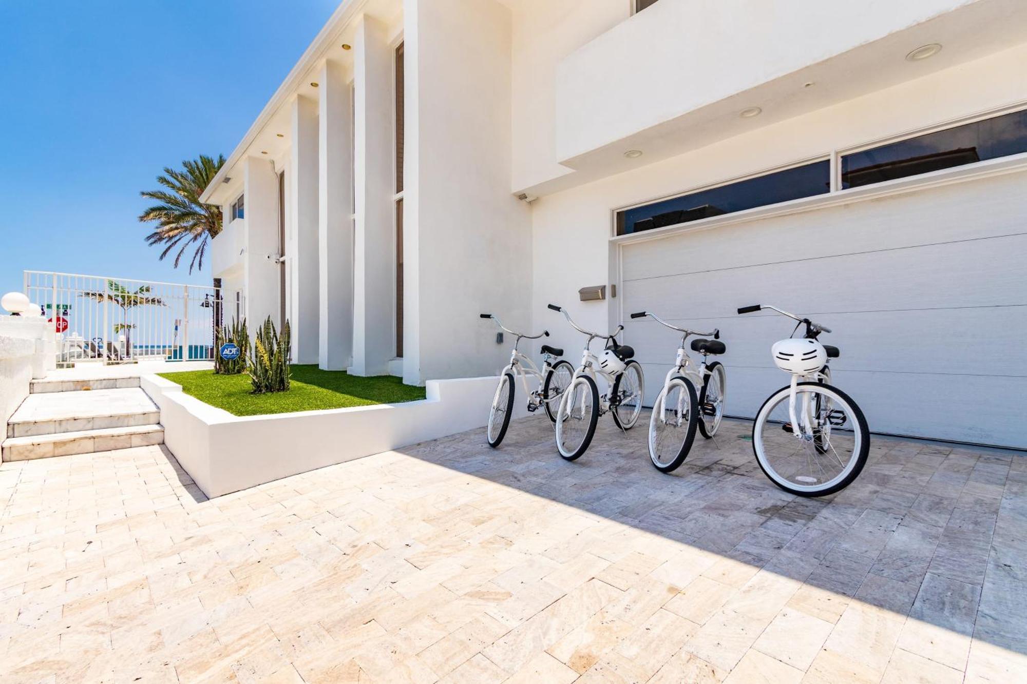 Sea Breeze By Avantstay Across From Lauderdale Pool Out Door Dining Fire Pit Holiday home Fort Lauderdale