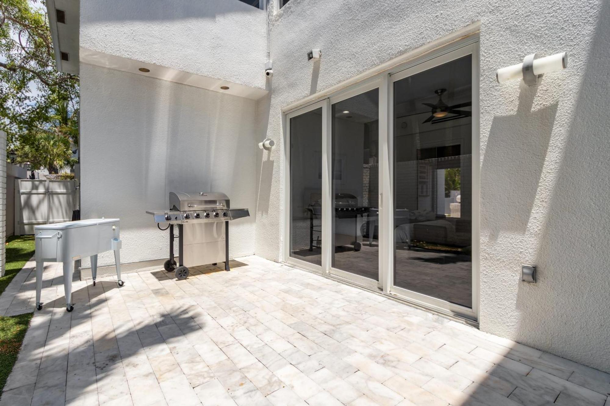 Sea Breeze By Avantstay Across From Lauderdale Pool Out Door Dining Fire Pit Holiday home