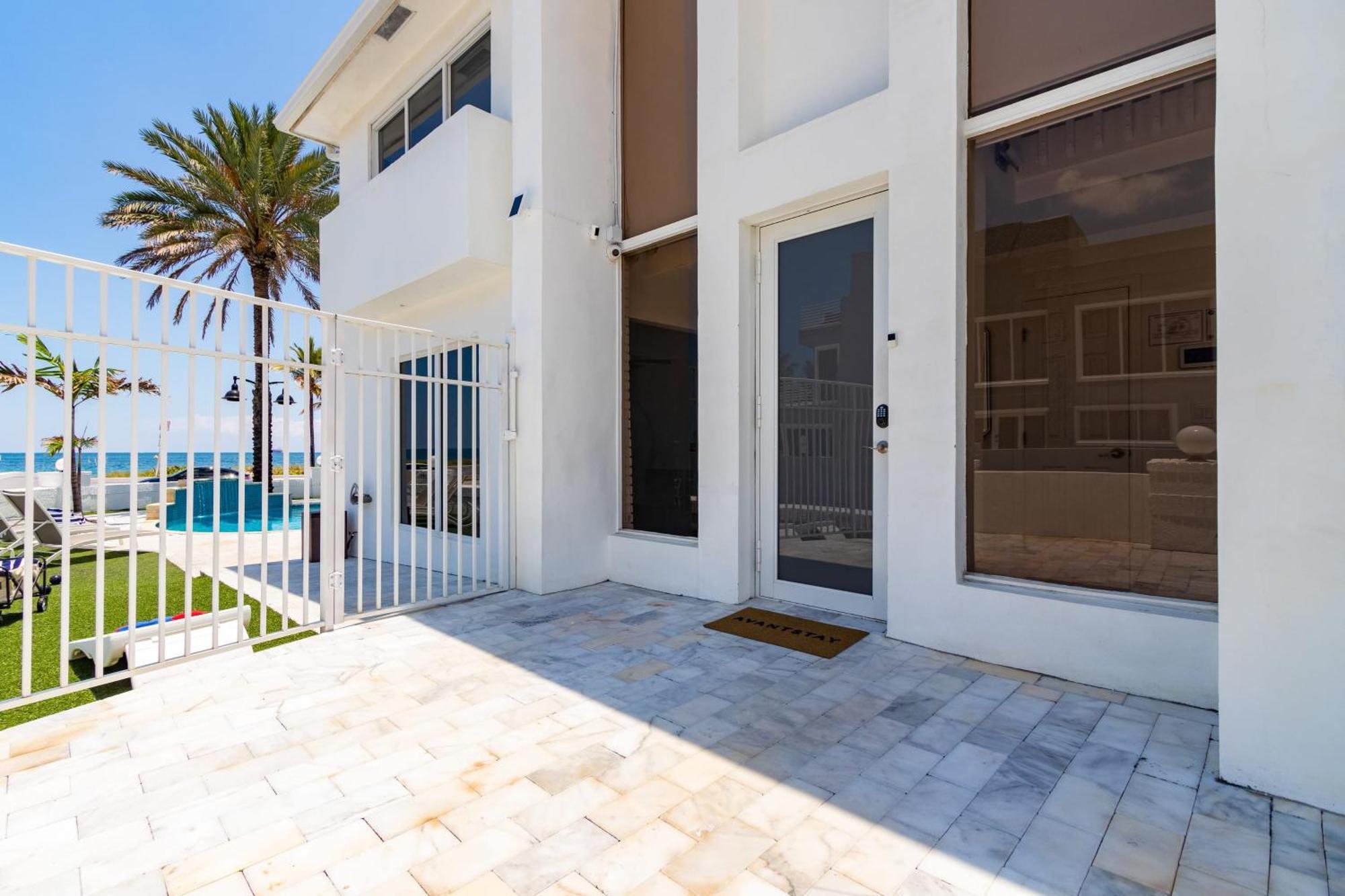 Sea Breeze By Avantstay Across From Lauderdale Pool Out Door Dining Fire Pit Holiday home Fort Lauderdale