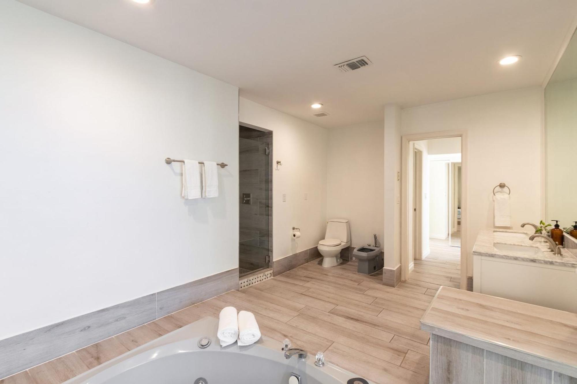 Sea Breeze By Avantstay Across From Lauderdale Pool Out Door Dining Fire Pit Holiday home Fort Lauderdale