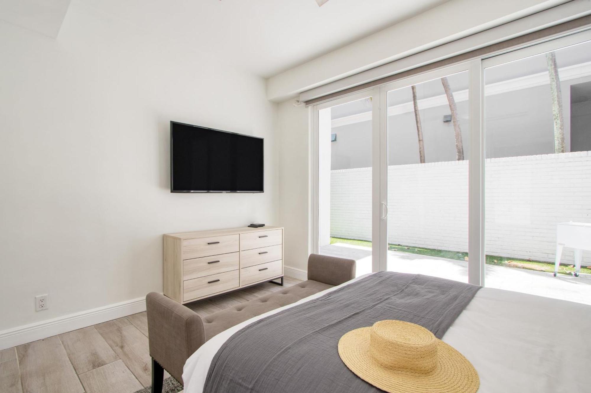 Holiday home Sea Breeze By Avantstay Across From Lauderdale Pool Out Door Dining Fire Pit *