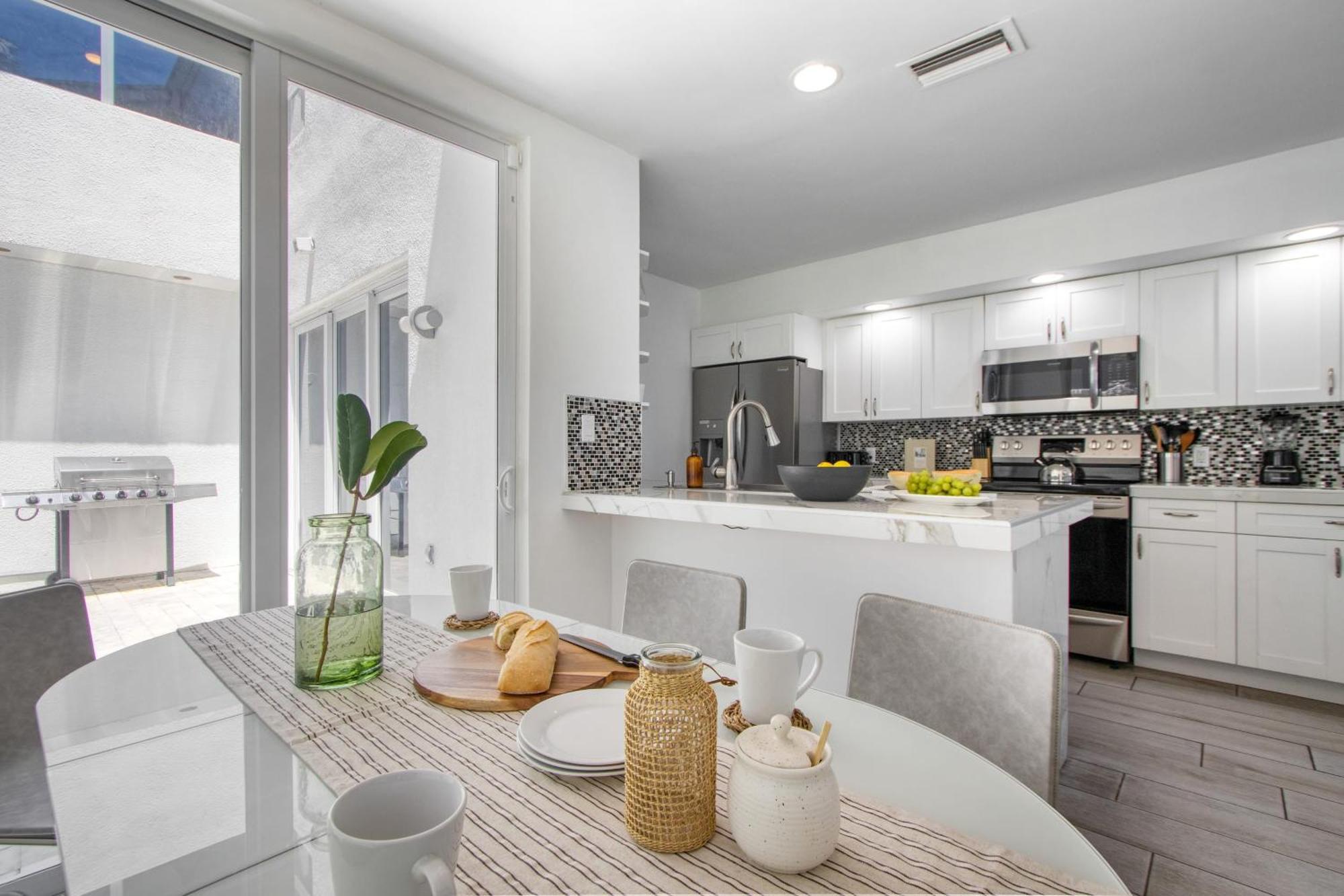 Holiday home Sea Breeze By Avantstay Across From Lauderdale Pool Out Door Dining Fire Pit Fort Lauderdale