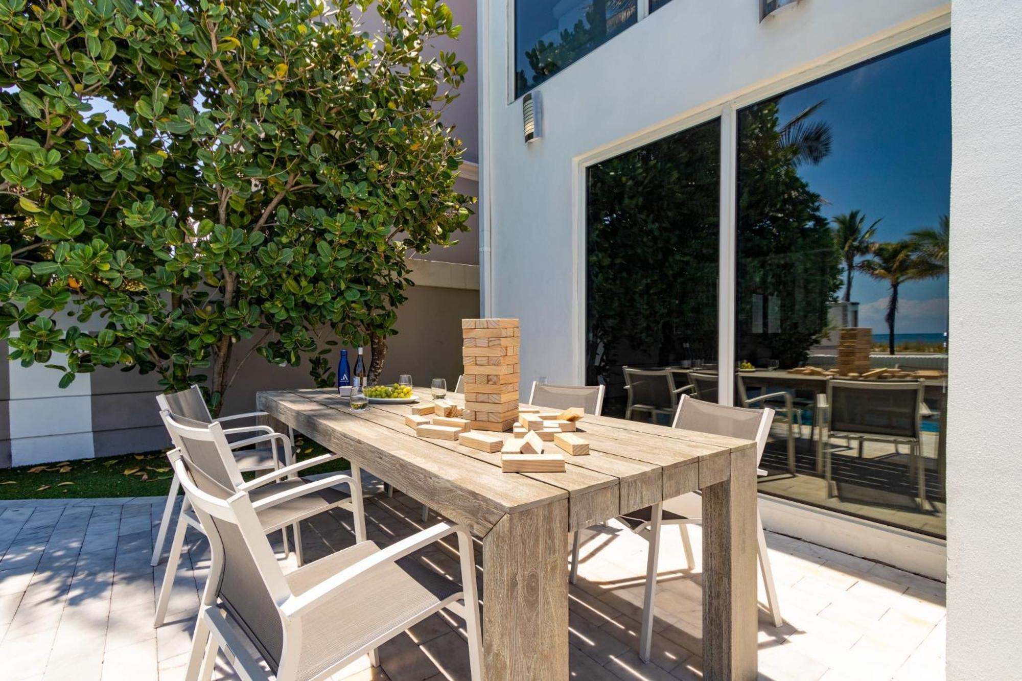 Sea Breeze By Avantstay Across From Lauderdale Pool Out Door Dining Fire Pit Holiday home