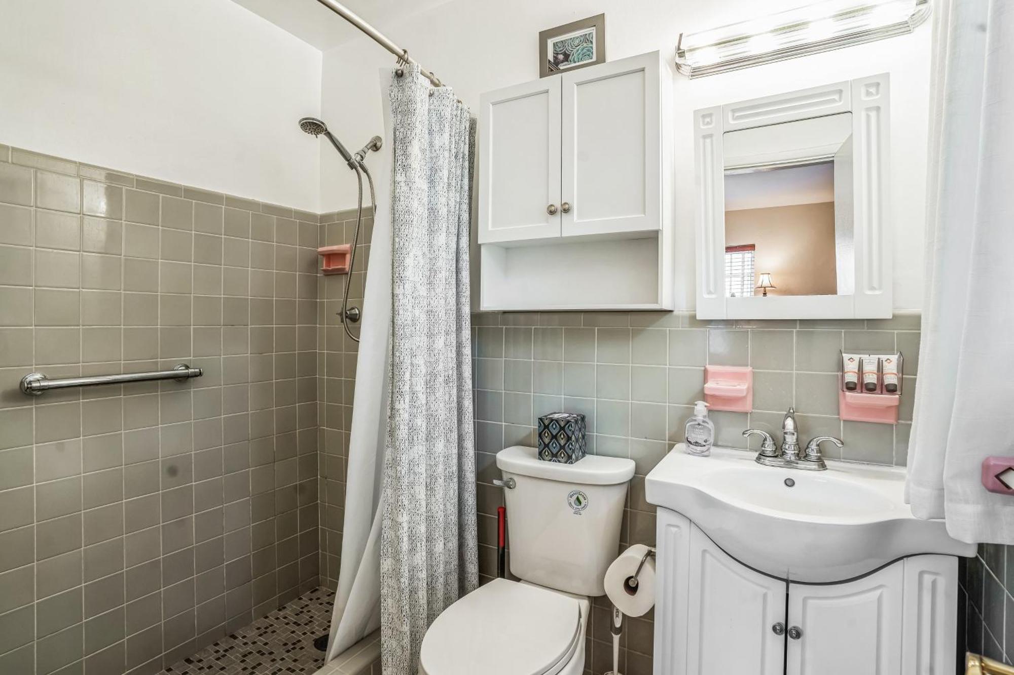 Beautiful Comfy With Private Hot Tub Close To